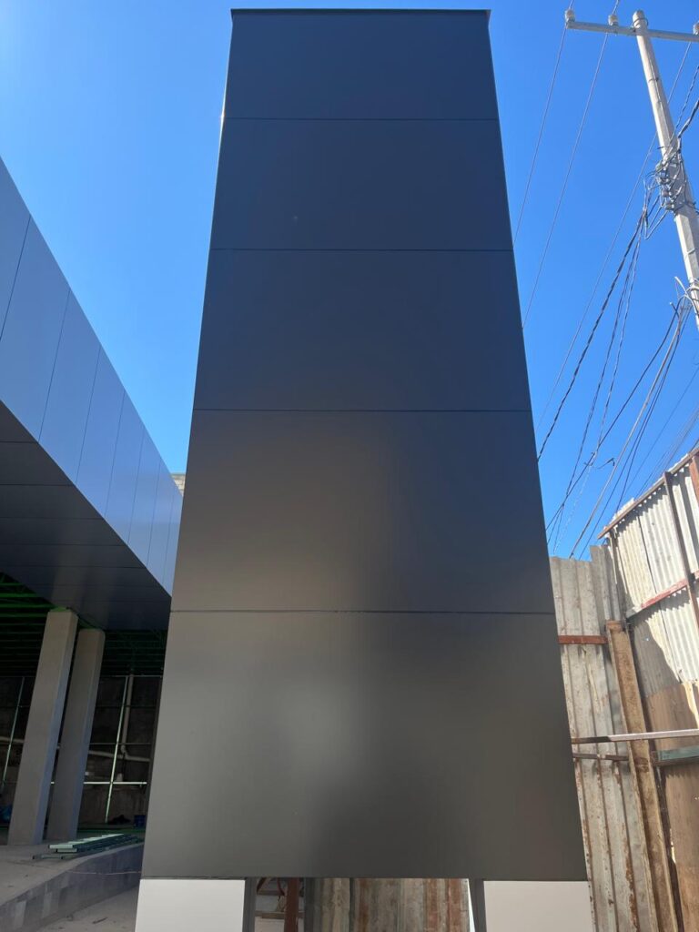 Totem de panel de aluminio