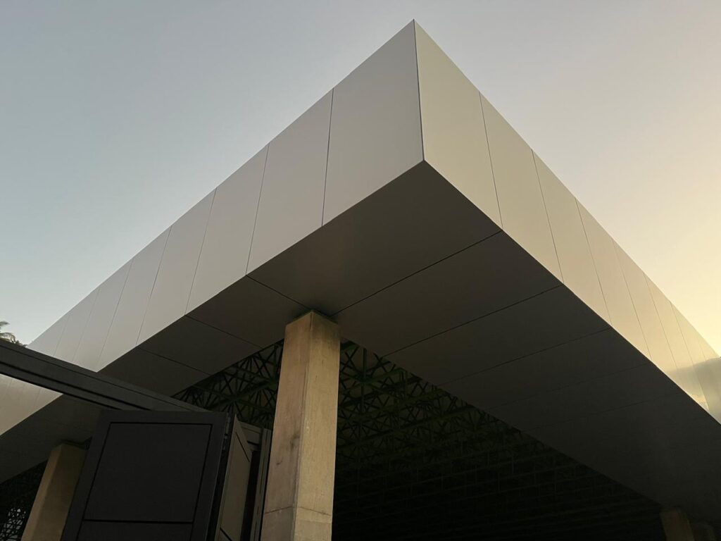 FACHADA DE PANEL DE ALUMINIO